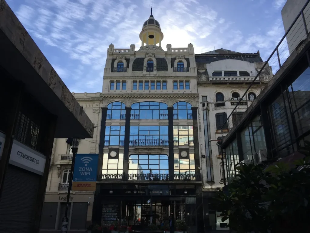 Fachada art nouveau do prédio da Librería Puro Verso em Montevideo
