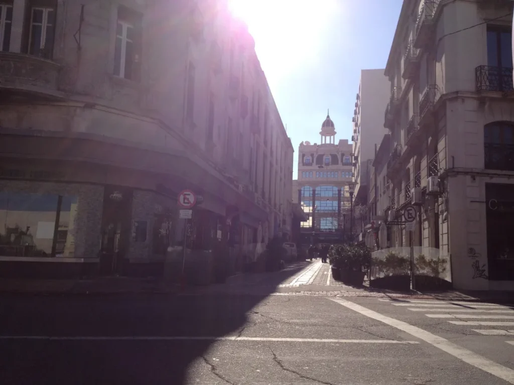 Rua da Ciudad Vieja em Montevideo com o prédio da livraria ao fundo