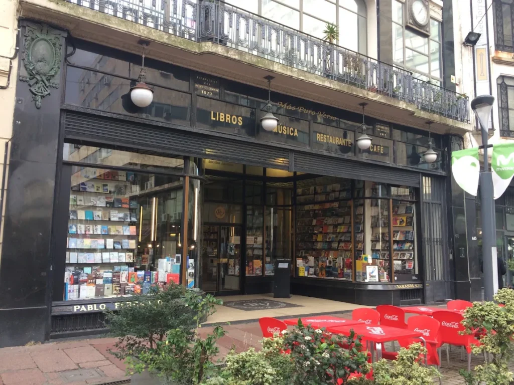 Vitrine da Librería Puro Verso com livros expostos na calçada