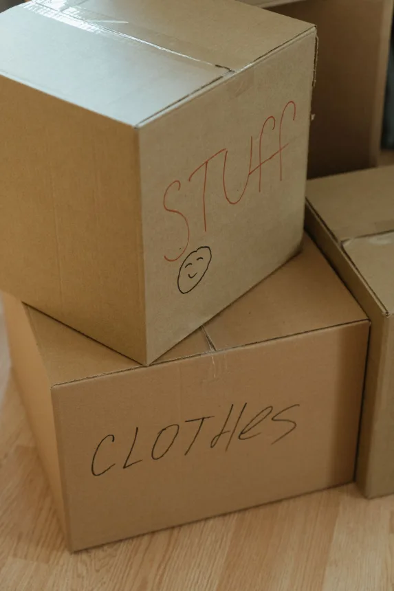Caixas de papelao empilhadas e identificadas, prontas para o envio