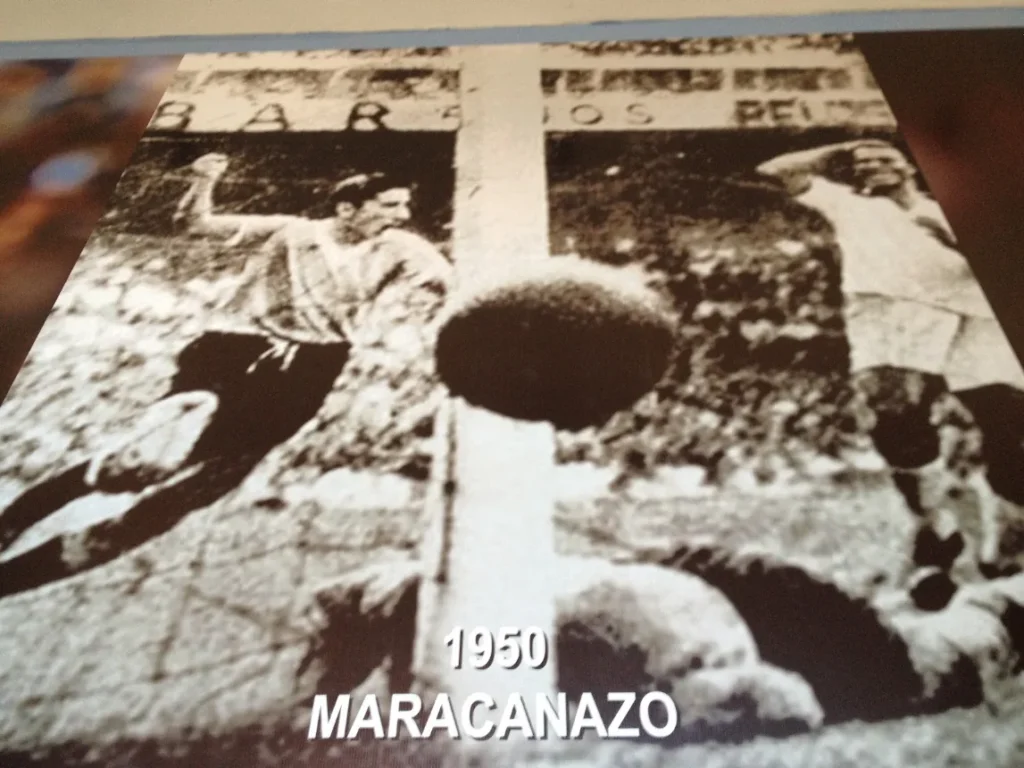 Painel do museu dedicado ao Maracanazo de 1950, com foto em preto e branco
