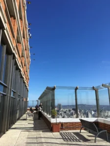 Terraco envidracado do mirante da Intendencia de Montevideo, com vista para a cidade