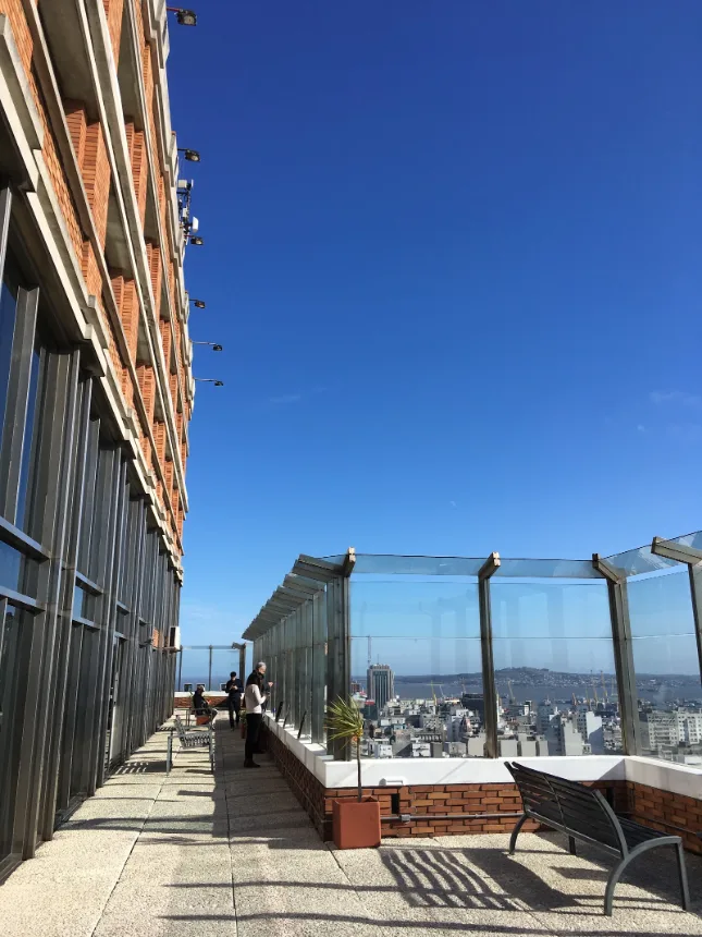 Terraco envidracado do mirante da Intendencia de Montevideo, com vista para a cidade
