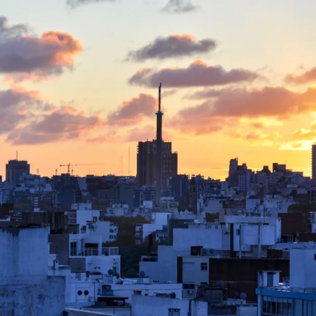 Vista dos predios de Montevideo ao por do sol
