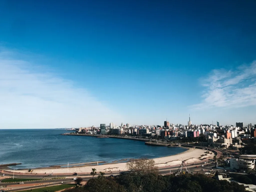 Vista aerea da costa de Montevideo com a praia e os predios da cidade