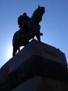 Estatua equestre de bronze sobre pedestal de granito com a inscricao Artigas
