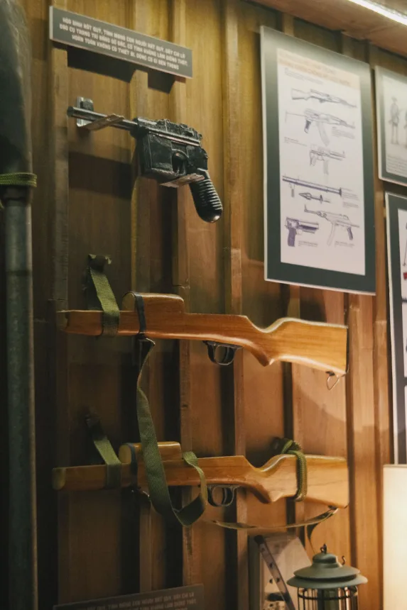 Fuzis antigos expostos na parede de um museu militar