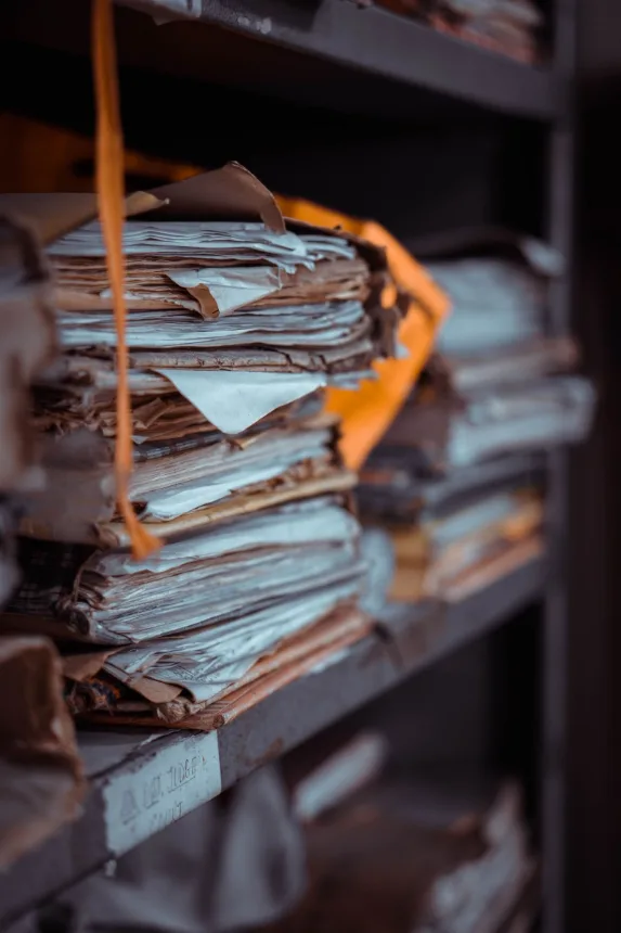 Pilhas de documentos e papéis antigos amarrados em maços
