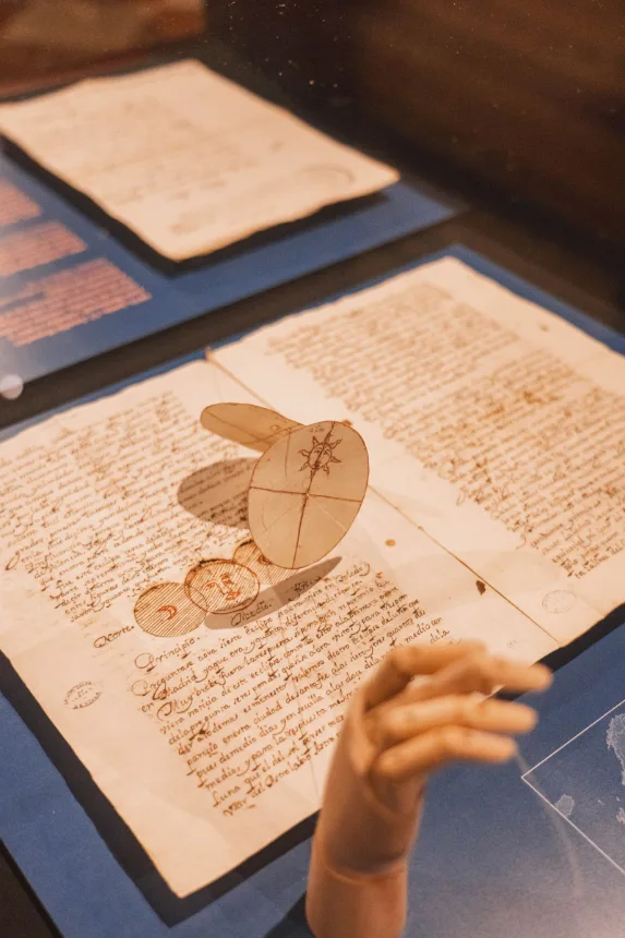 Manuscrito histórico exposto em vitrine de museu