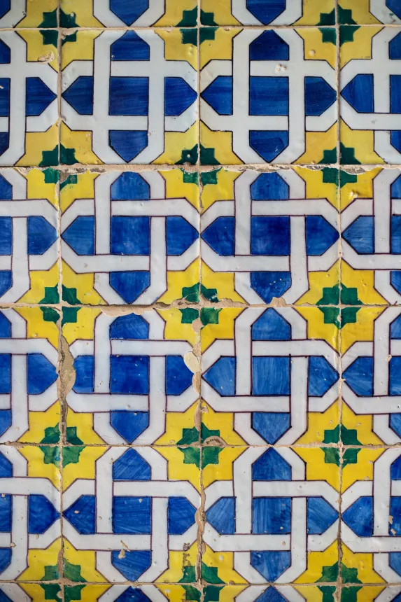 Azulejos com padrão geométrico em azul, amarelo e verde