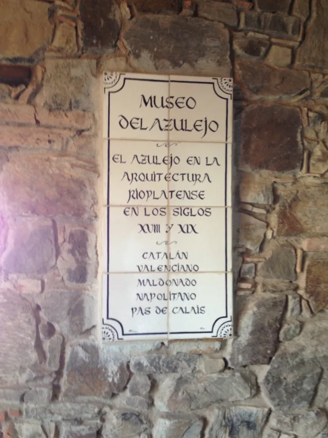 Placa em azulejo na parede do Museu do Azulejo, em Colonia del Sacramento