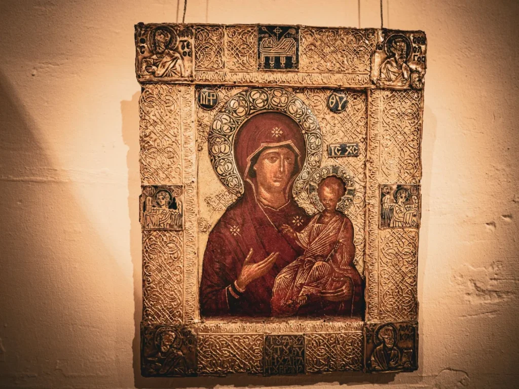 Pintura iconográfica religiosa antiga exposta em museu