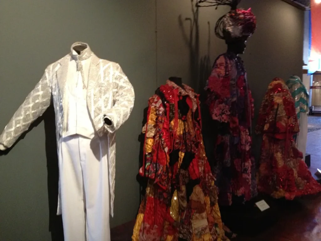 Trajes de murga expostos em manequins no Museu do Carnaval, em Montevideo