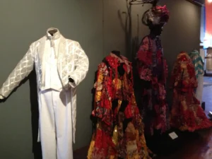 Trajes de murga expostos em manequins no Museu do Carnaval, em Montevideo