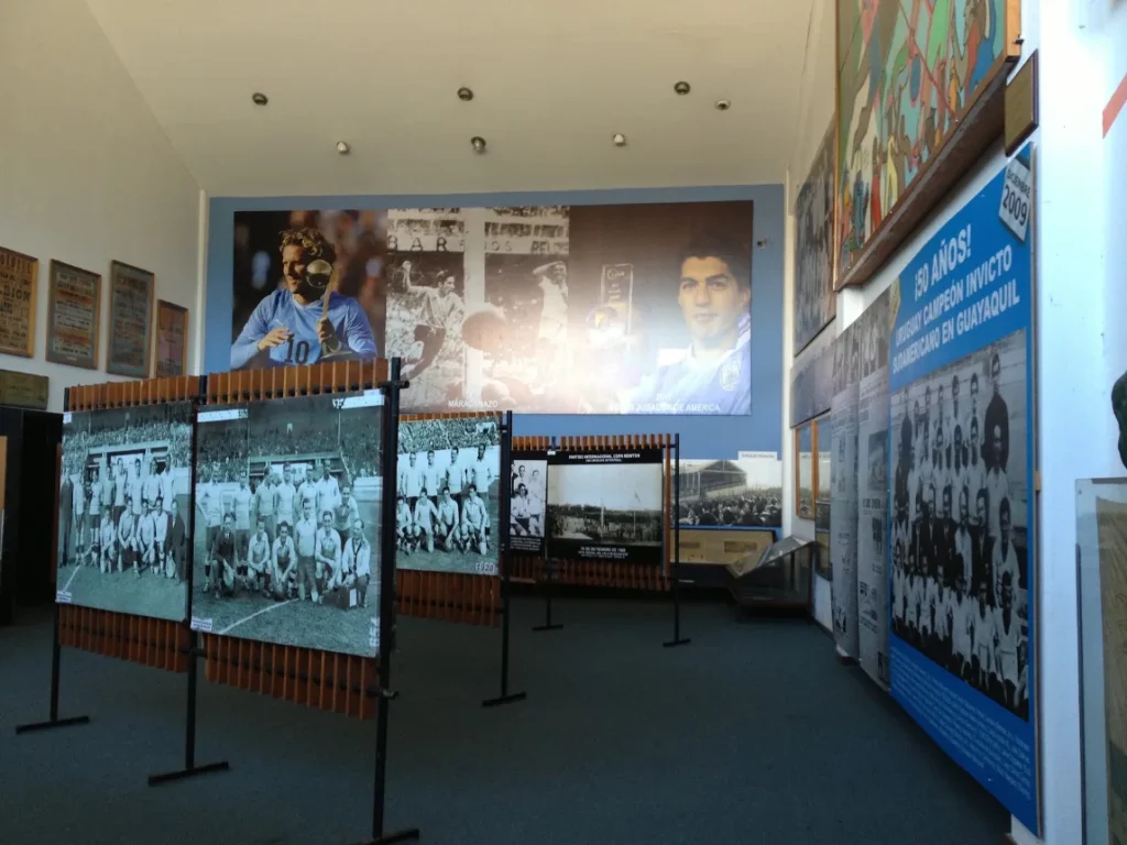 Salao do Museu do Futebol com paineis e fotos historicas expostas