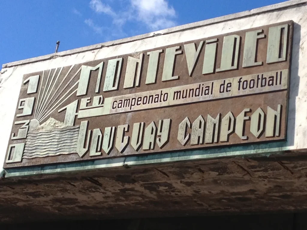 Placa de 1930 com a inscricao Campeonato Mundial de Football Uruguay Campeon
