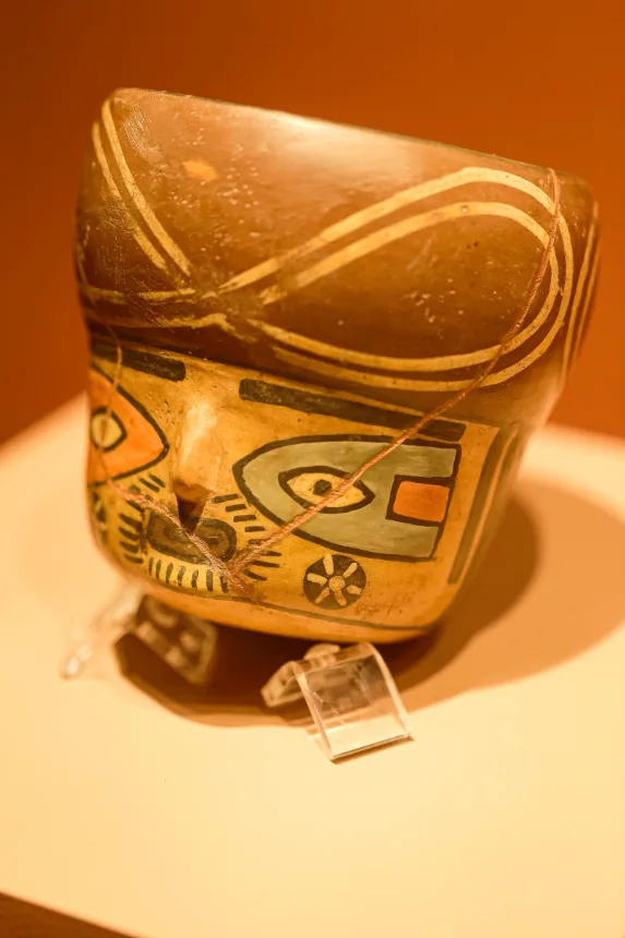 Vaso de cerâmica antiga com pintura geométrica em close