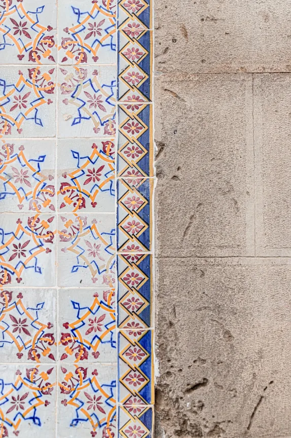 Azulejos coloridos com padrão floral em parede antiga
