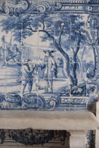 Painel de azulejos azuis e brancos com cena figurativa portuguesa