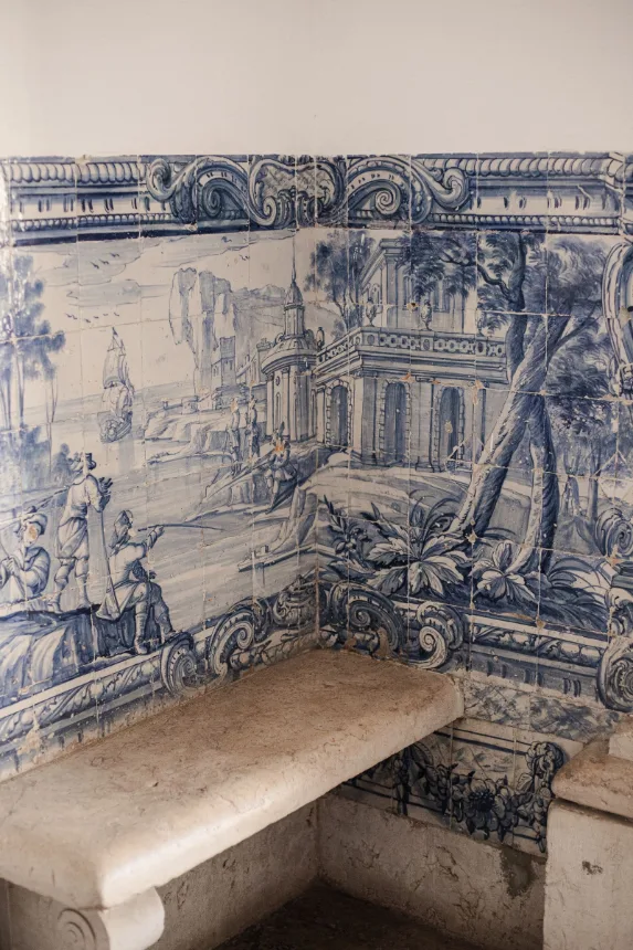 Detalhe de painel de azulejos com paisagem e figuras em tons de azul