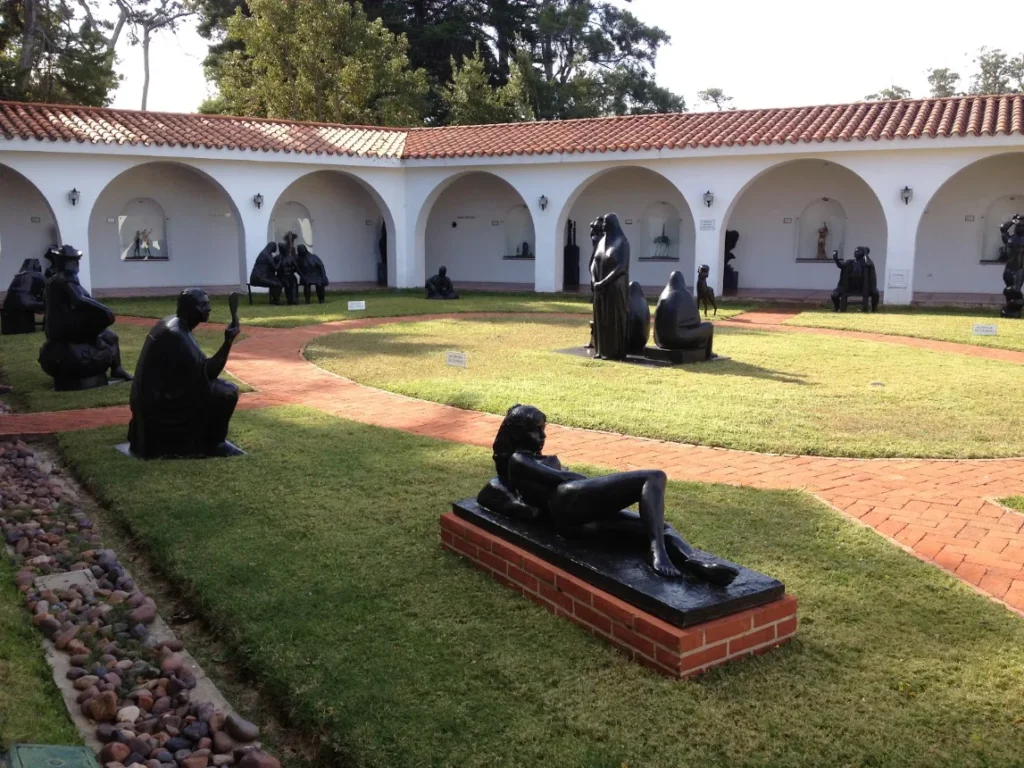 Pátio do Museu Ralli com esculturas ao ar livre e arcadas ao redor