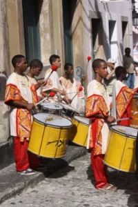 Grupo de percussionistas tocando tambores em desfile de rua