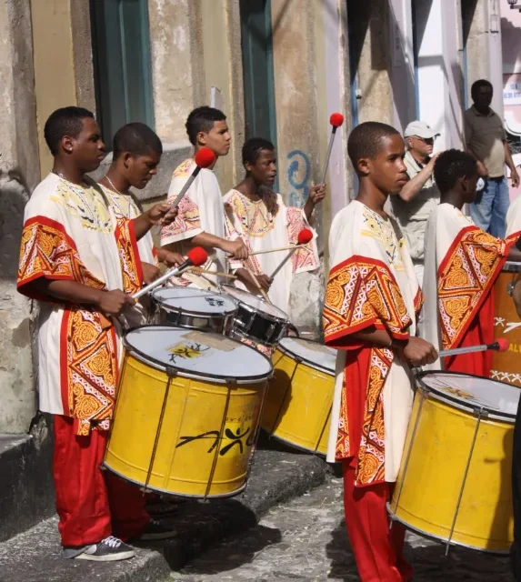 Grupo de percussionistas tocando tambores em desfile de rua