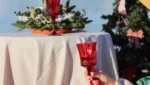 Mesa de ceia de Natal montada ao ar livre à beira da água