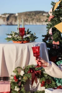 Mesa de ceia de Natal montada ao ar livre à beira da água