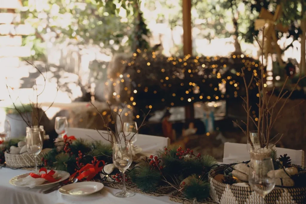 Mesa decorada com luzes em restaurante ao ar livre na noite de festa