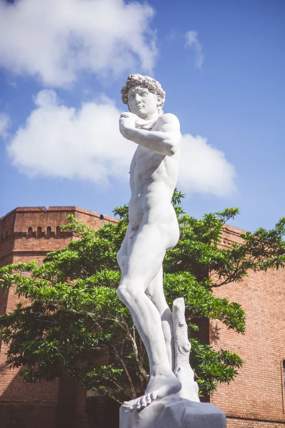 Replica em marmore da estatua de Davi ao ar livre
