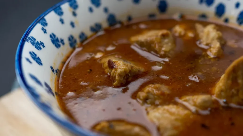 Tigela com ensopado quente de carne