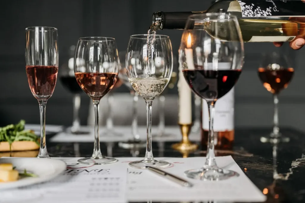 Tacas de vinho servidas sobre a mesa em uma degustacao