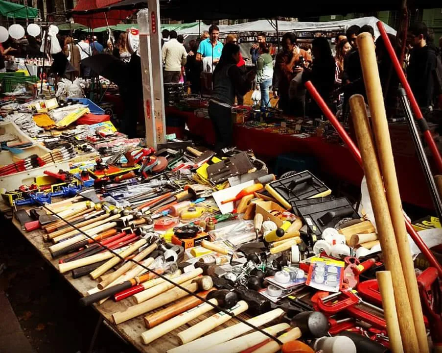 Barraca com ferramentas, antiguidades e objetos usados a venda