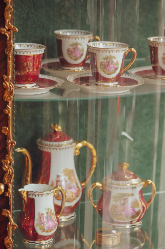Jogo de porcelana antigo exposto em uma vitrine