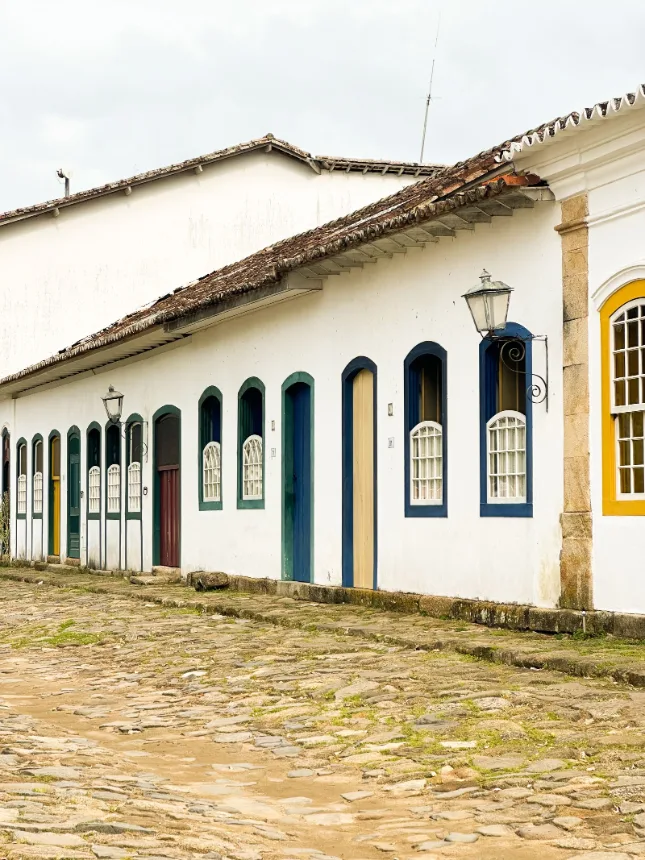 Casario colonial de portas coloridas em rua de cidade histórica