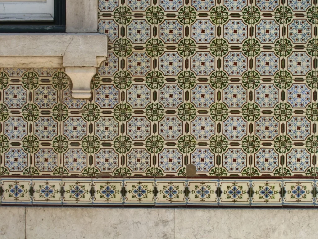 Parede externa coberta de azulejos com padrão geométrico repetido
