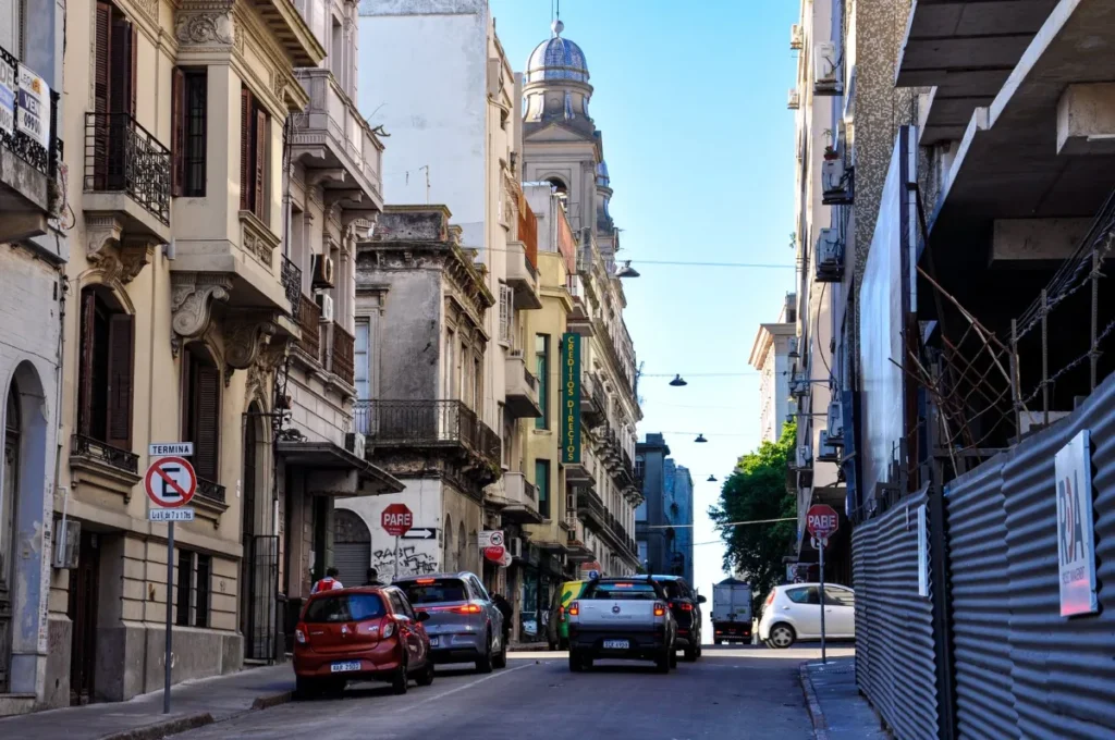 Rua do centro historico de Montevideo com predios antigos