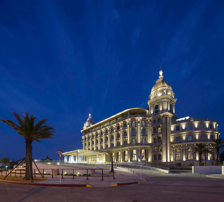 Hotel Casino Carrasco iluminado ao anoitecer, junto a orla leste de Montevideo