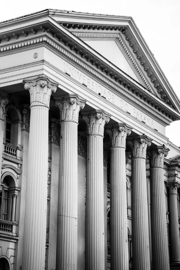 Colunata classica com colunas corintias sustentando o frontao de um edificio publico