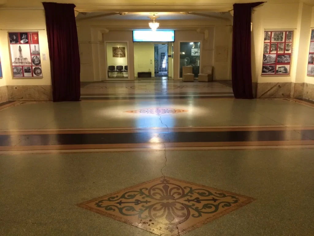 Saguao interno do Palacio Salvo, com piso decorado e portas envidracadas ao fundo