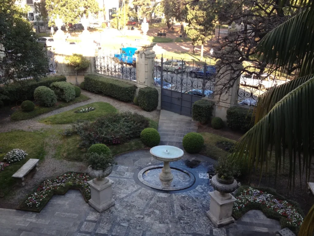 Jardim com fonte de pedra visto de uma das janelas do Palacio Taranco