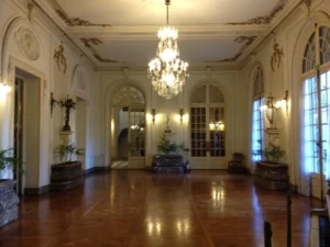Salao principal do Palacio Taranco, em Montevideo, com lustre de cristal e piso de madeira