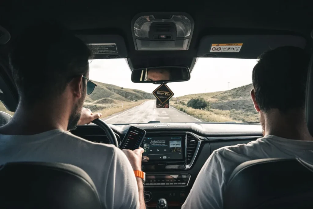 Casal viajando de carro por uma estrada durante a semana de folga