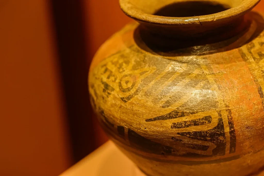 Vaso de ceramica antiga com desenhos geometricos