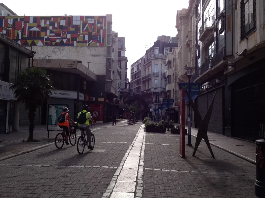 Peatonal Sarandi, rua de pedestres da Ciudad Vieja percorrida no roteiro de Montevideo em um dia