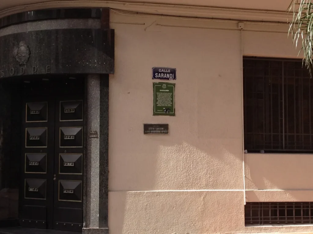 Placa de esquina com o nome Calle Sarandi na parede de um predio antigo