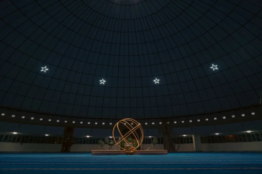 Interior da cúpula de um planetário com estrelas projetadas