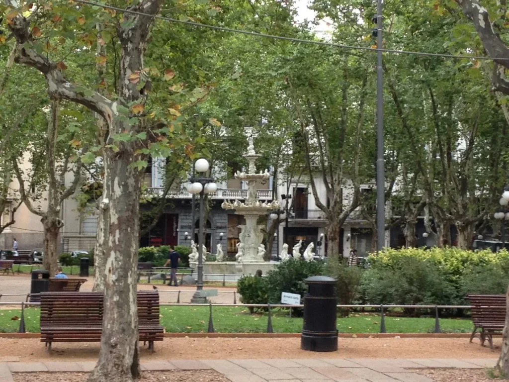Plaza de la Constitucion, a Plaza Matriz, com bancos e arvores na Ciudad Vieja de Montevideo