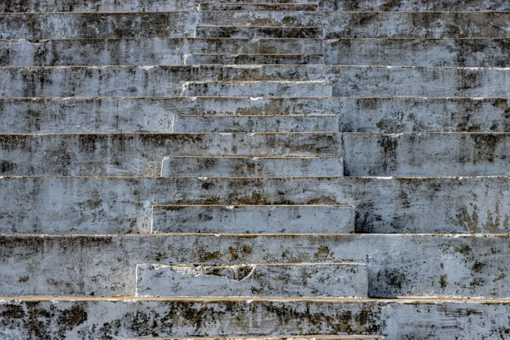 Degraus de concreto desgastados de uma arquibancada antiga